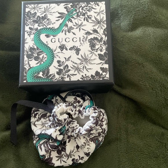 GUCCI Vintage golden perfume bottle necklace with logo mark on top 💛🤍🖤 - Picture 8 of 10